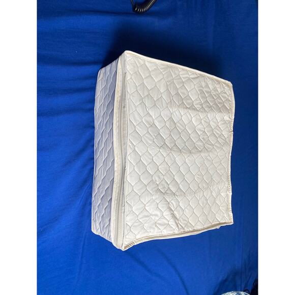 Poinsettia and Ribbons 12 Piece Tea/ Coffee Cups w/ Storage Case White Red Green - Picture 4 of 7